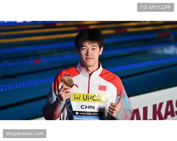 昌雅妮训练完随手啃蛋白棒的样子，真不像拿过奥运金牌的人